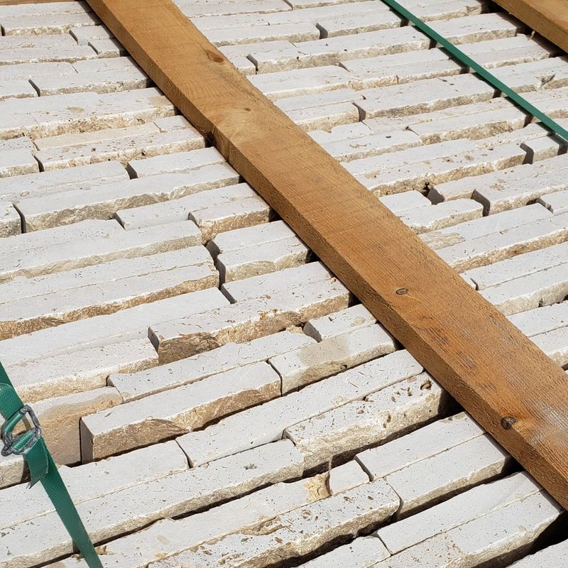 Peças de travertino rockface separadas em lote