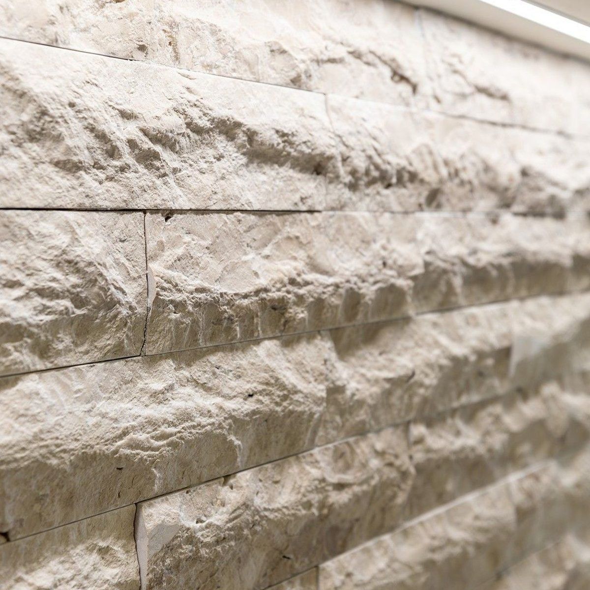 Travertino Rockface: textura de perto